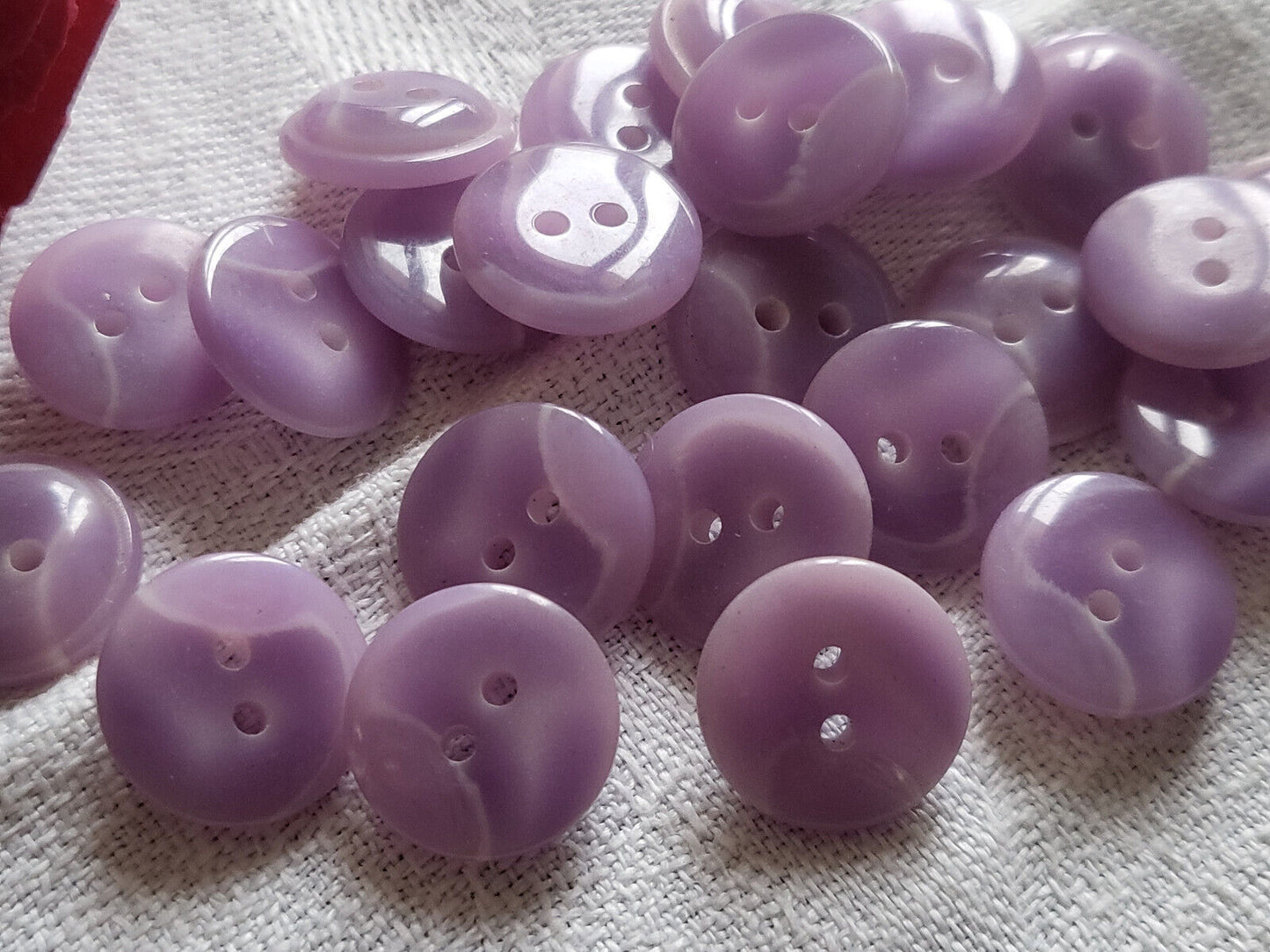 Lot 23 petits boutons vintage violet veiné à trous diamètre 1,3 cm ref 1144