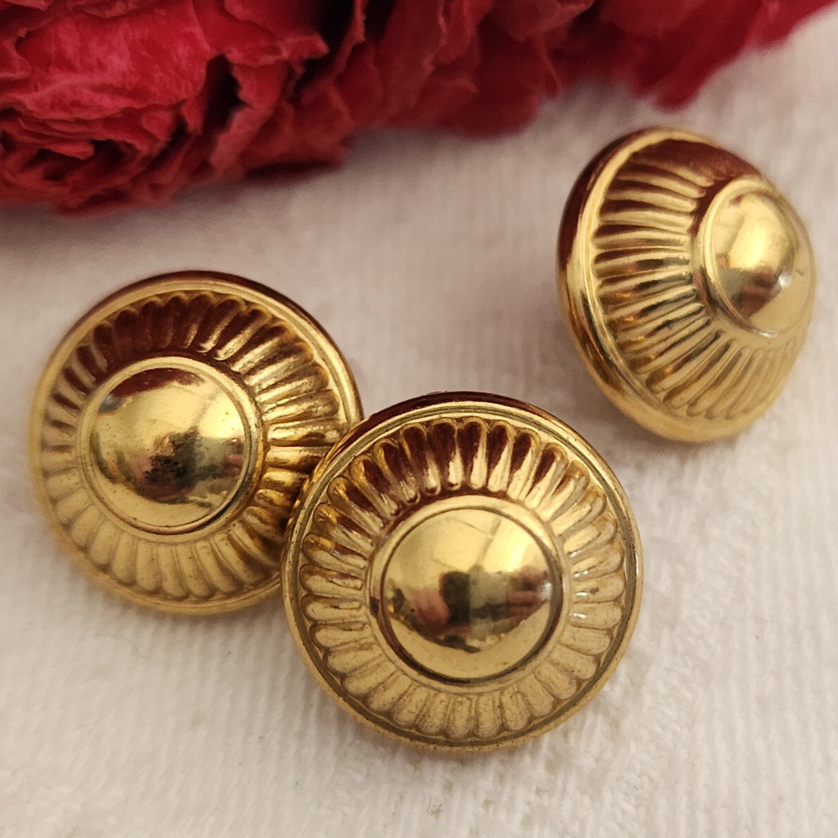 Trio boutons vintage en metal doré grelot 1,3 cm pied G2B