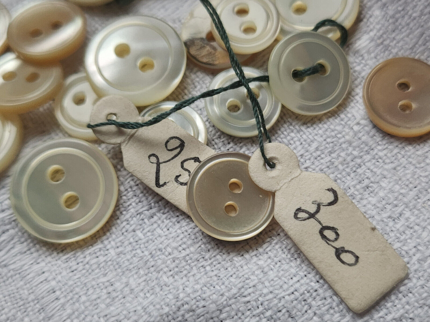 Lot 18 boutons anciens en nacre blanc créme panaché 1 à 1,4 cm ref 5121
