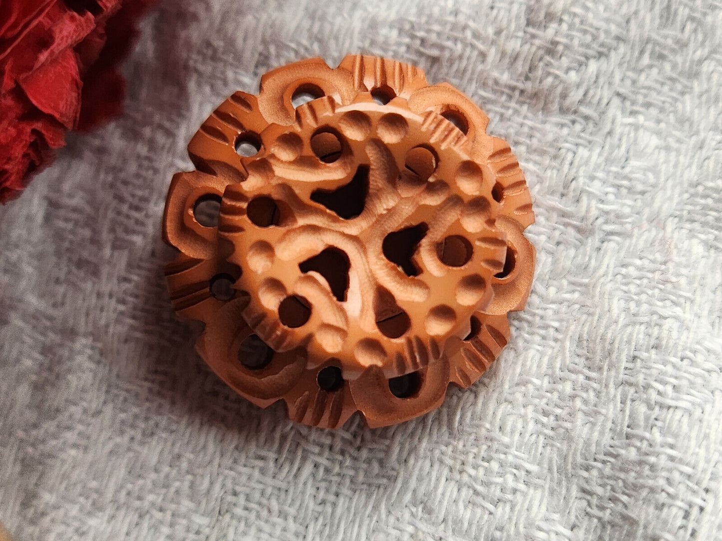 Bouton ancien collection orange rosé sculpté joli ajouré motif 2,6 cm ref 596