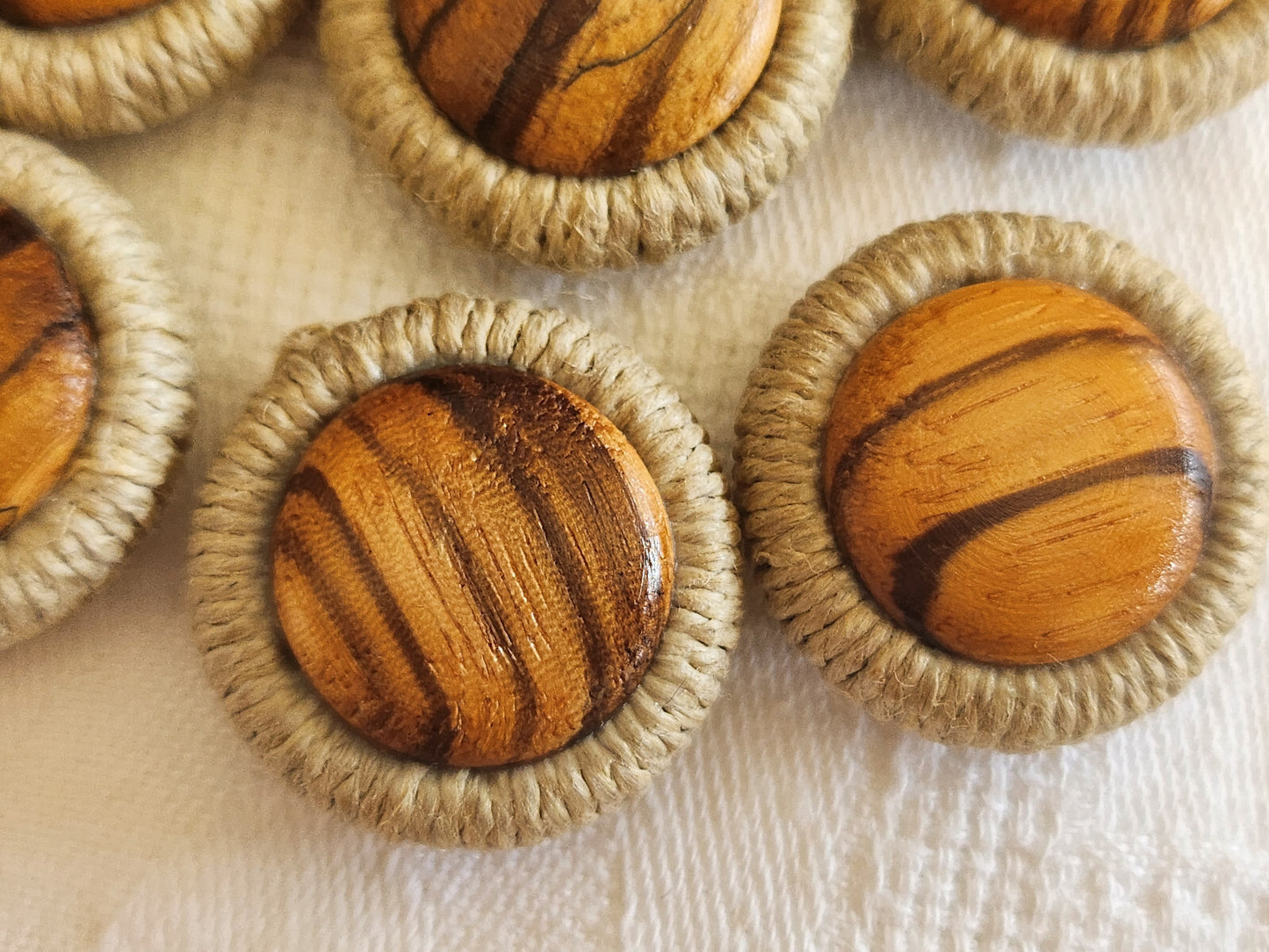 Lot 6 boutons anciens coeur en bois passementerie pied 2,5 cm ref 646