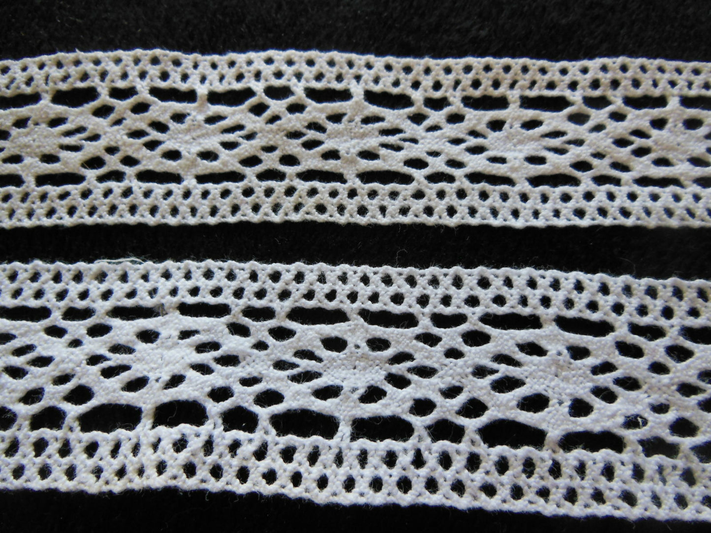 Dentelle large ancienne blanche entre deux 1 mètre 35 sur 3,4 T1-22
