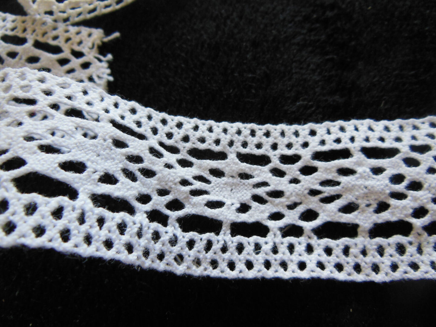 Dentelle large ancienne blanche entre deux 1 mètre 35 sur 3,4 T1-22