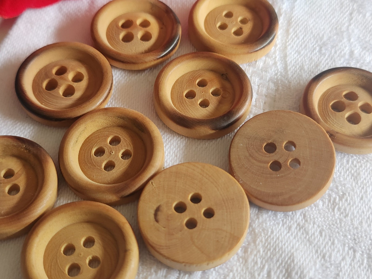 Lot 10 boutons anciens en bois brut 2,1 cm à trous petits ref 2804