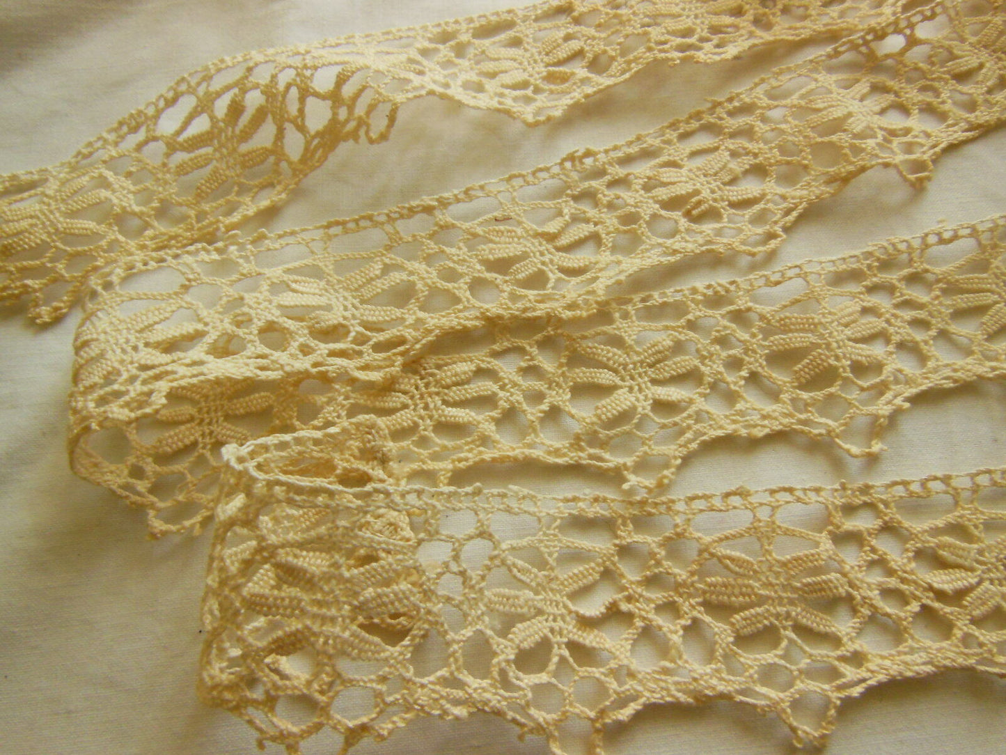 Dentelle large ancienne 1 mètre 40 sur 4 cm T3-34