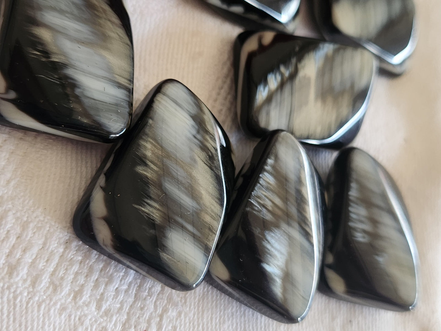 Lot 8 gros boutons vintage noir reflet nacré 2 sur 2,8 cm pied ref 891