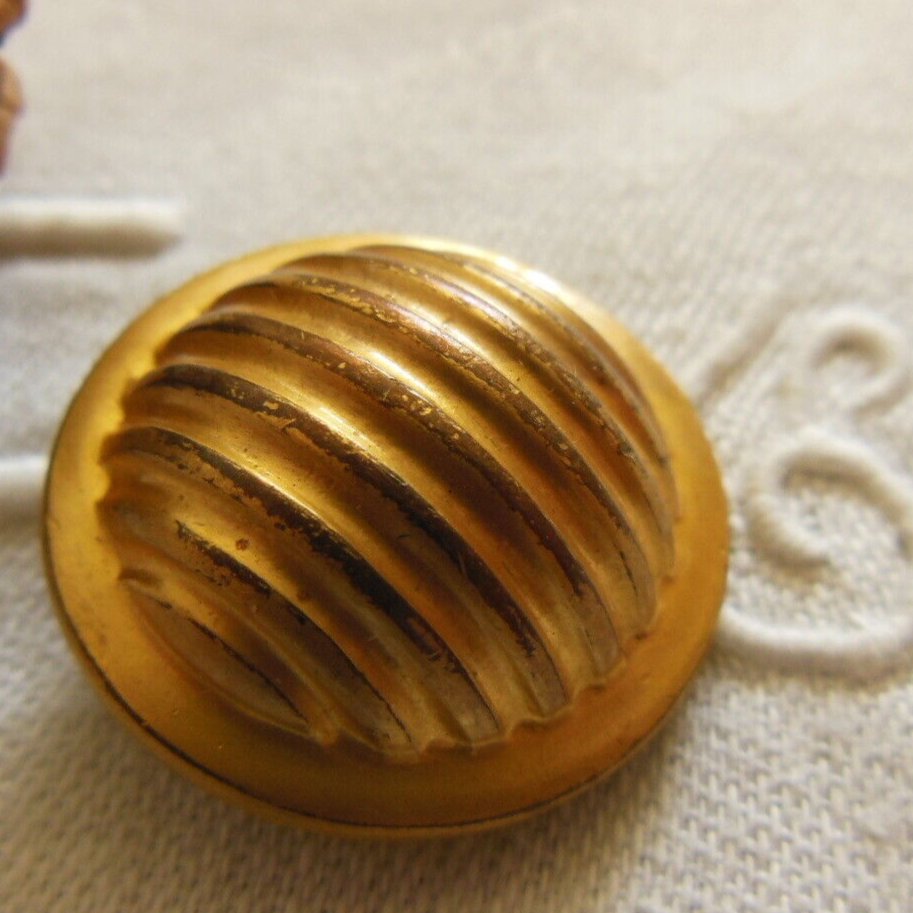 Bouton ancien en métal rond bombé strié en relief 2,6 cm G11N