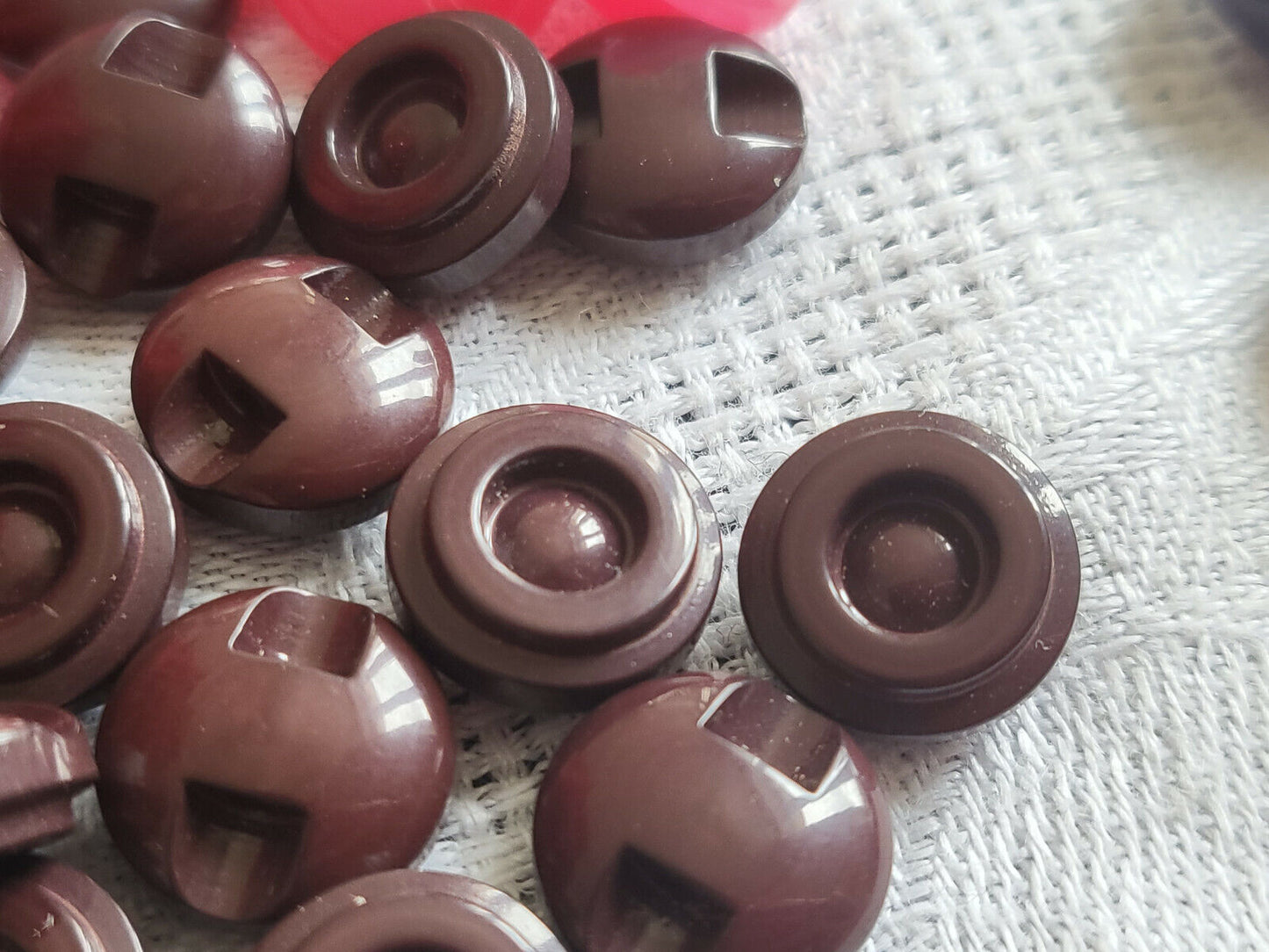 Lot 15 petits boutons vintage marron travaillé à pied diamètre 1 cm ref 719