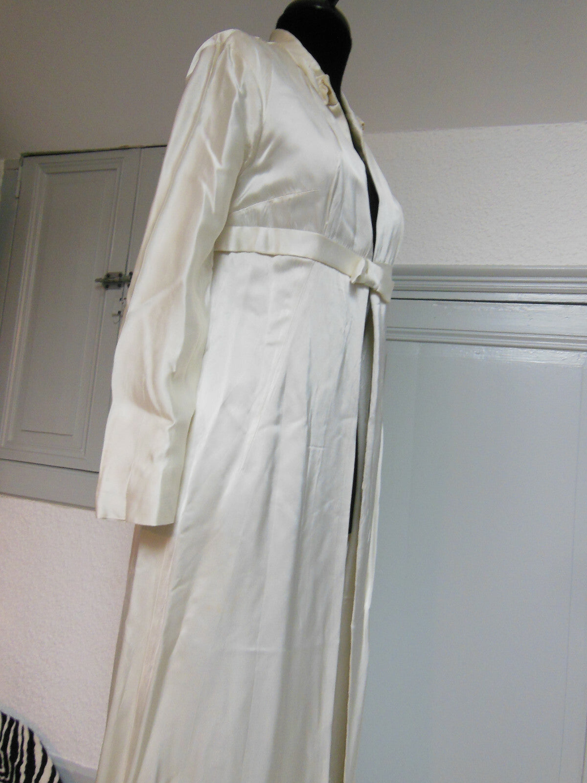 Ancien dessus veste en satin épais raide ou manteau cérémonie taille 36, B4
