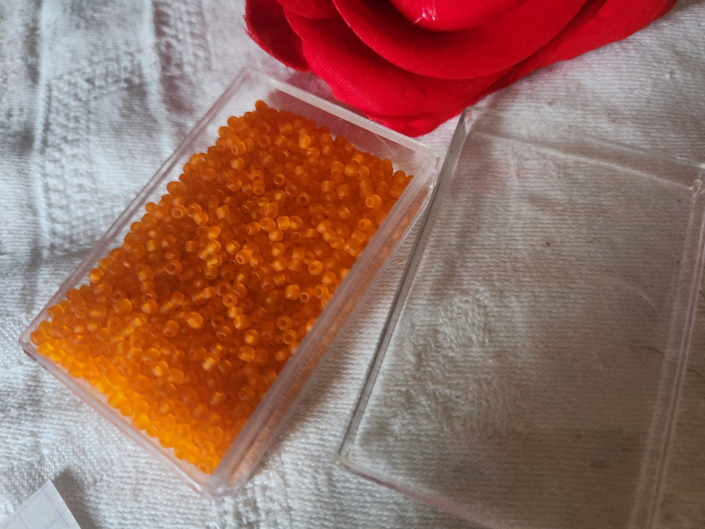Lot environ 20 grammes de perles de rocaille orange mat n°21