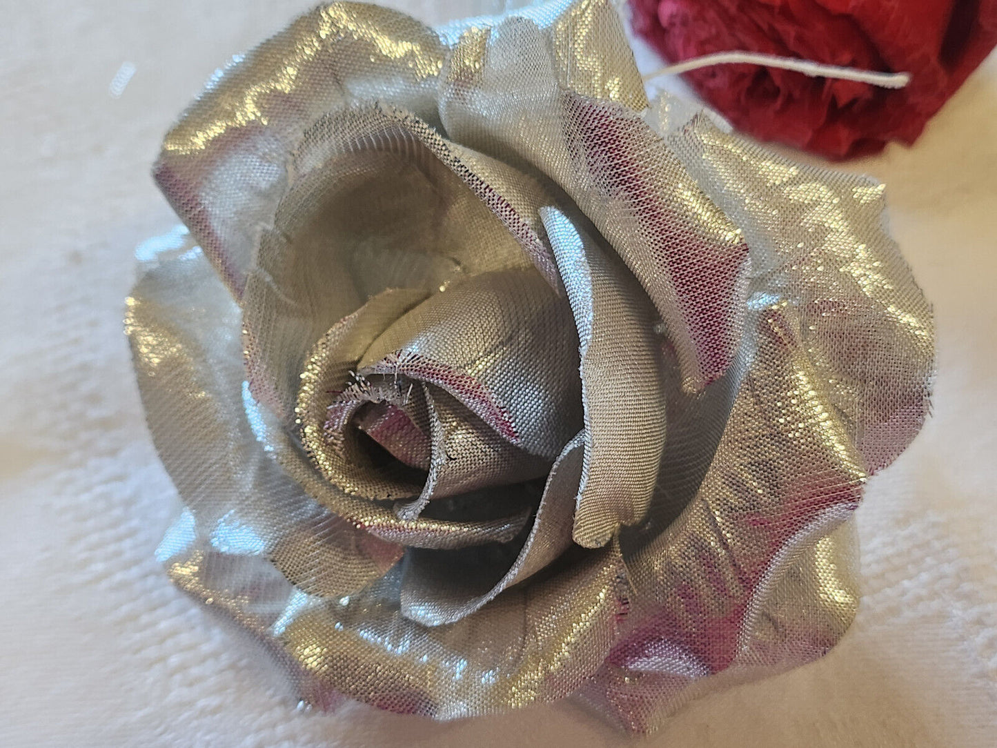 Fleur ancienne tissu argenté montée en broche modiste vintage 9 cm T0-46