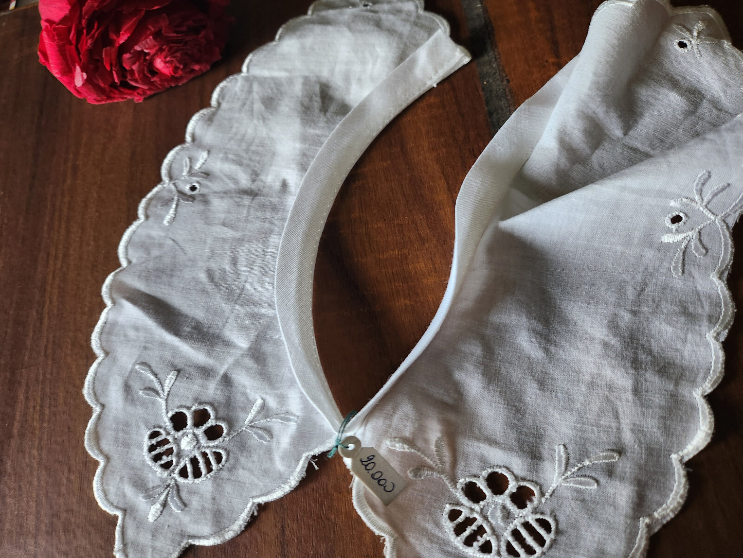 Ancien col en tissu broderie lumineuse en relief blanc B1-64