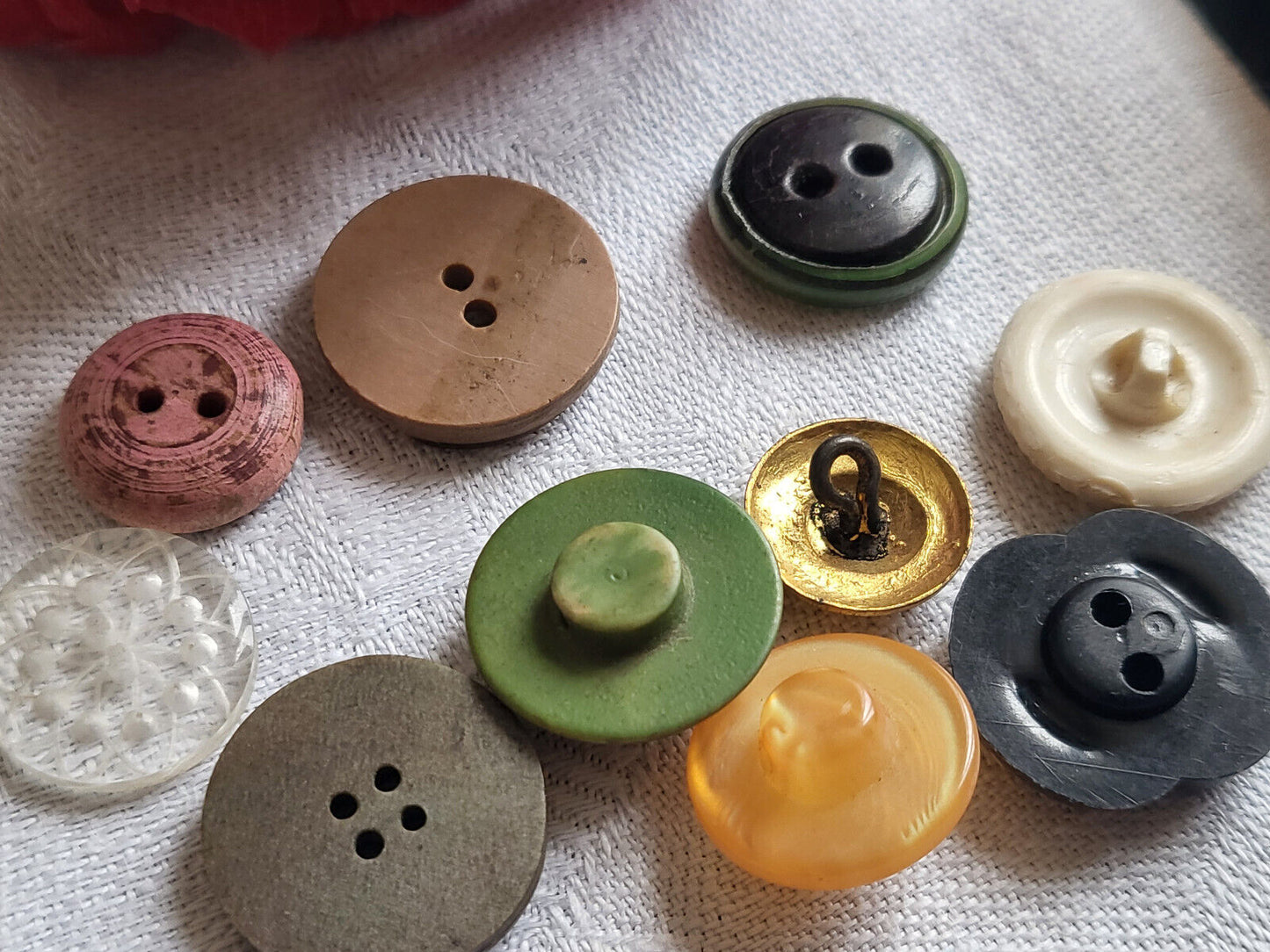 panaché lot 10 anciens jolis boutons travaillé diamètre 1,3 à 1,8 cm ref 957