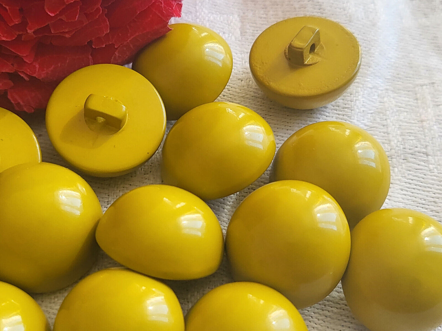Lot 8 jolis boutons anciens vert à pied demi sphere bombé 1,7 cm ref 101
