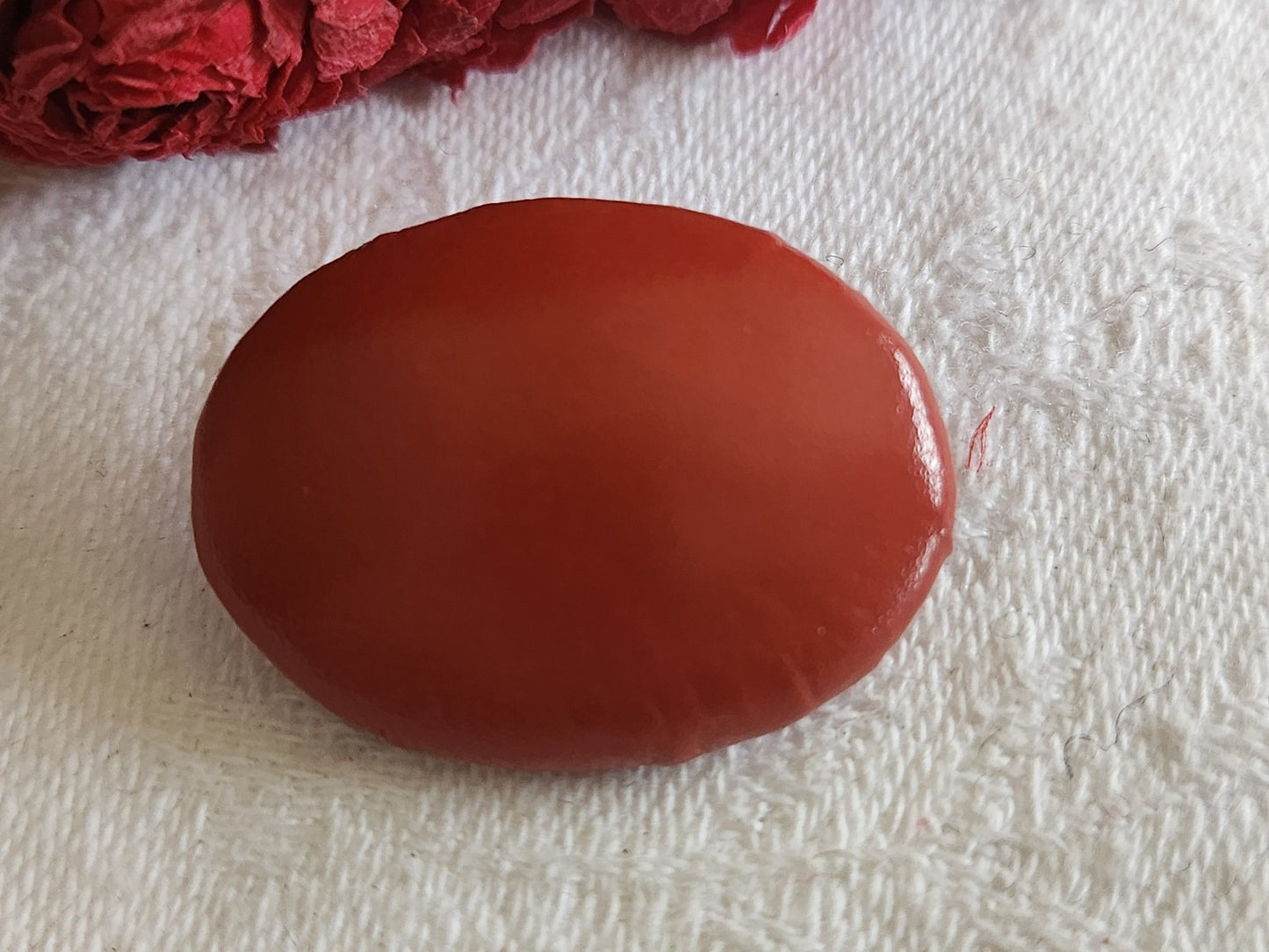 Bouton ancien en cuir rouge ovale vintage rare 2,9 sur 2,2 cm G8G