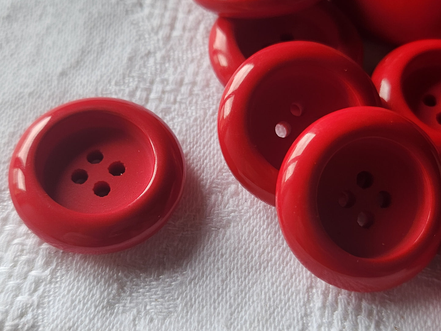 Lot 6 gros boutons vintage rouge 2,5 cm épais trous ref 4815
