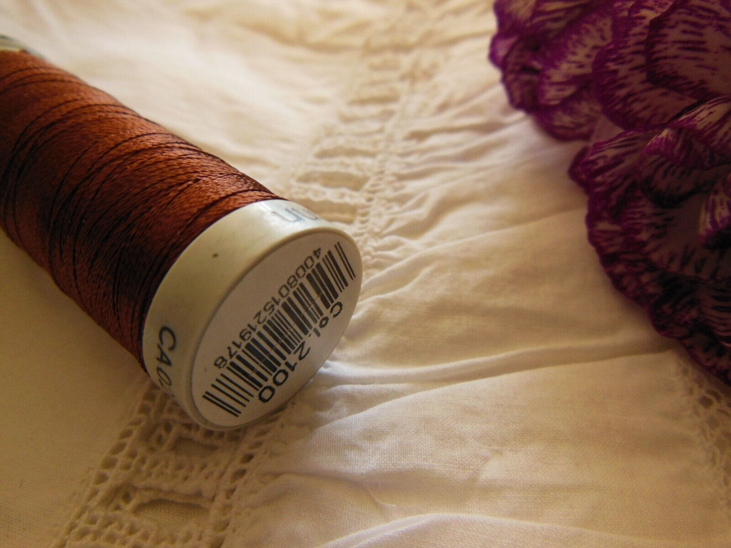 Bobine fil à broder Gutermann 200 m Marron lumineux col 2100 couture