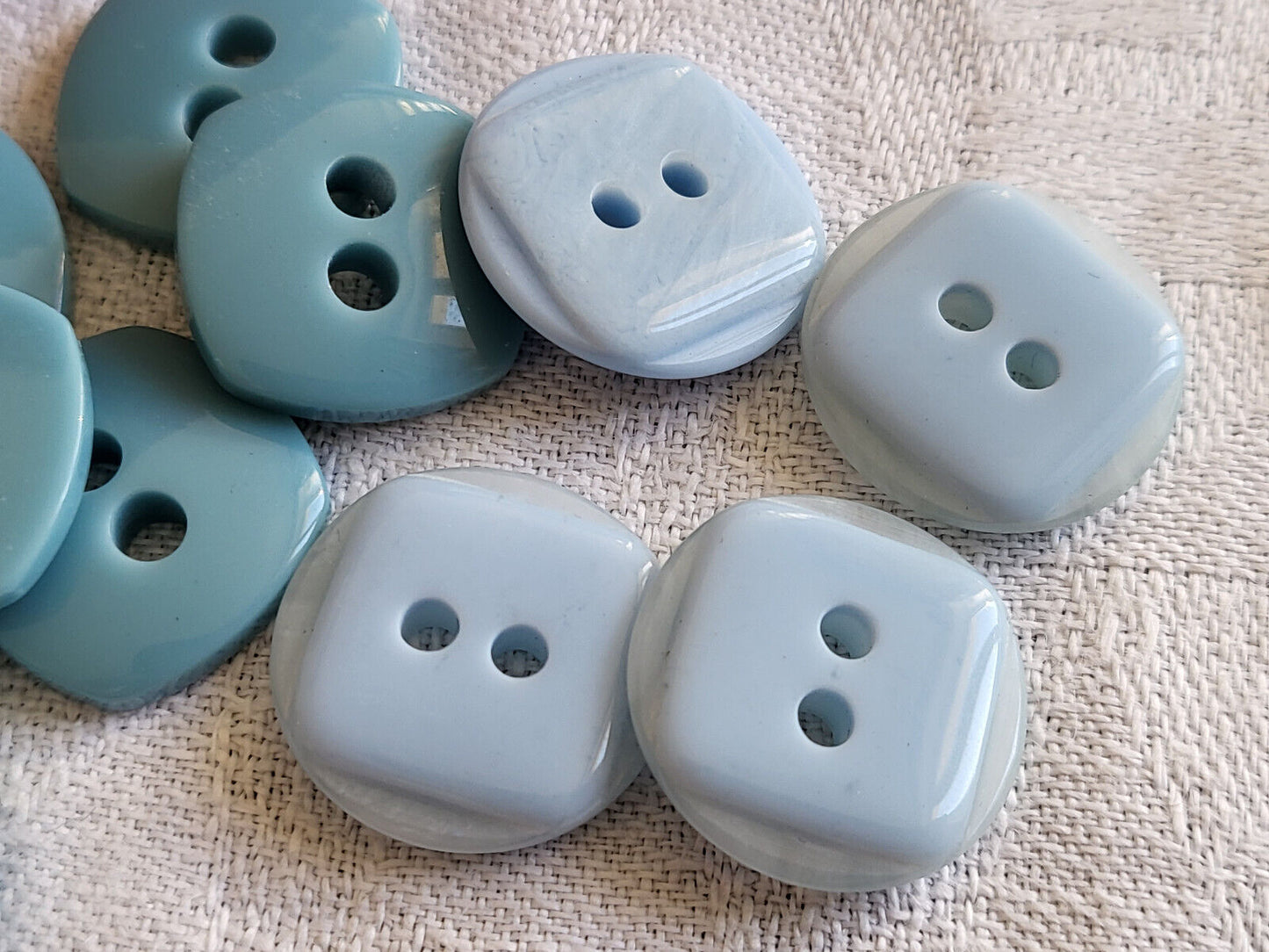 Lot 18 boutons vintage bleu trois séries diamètre 1,7/1,8 cm ref 3241