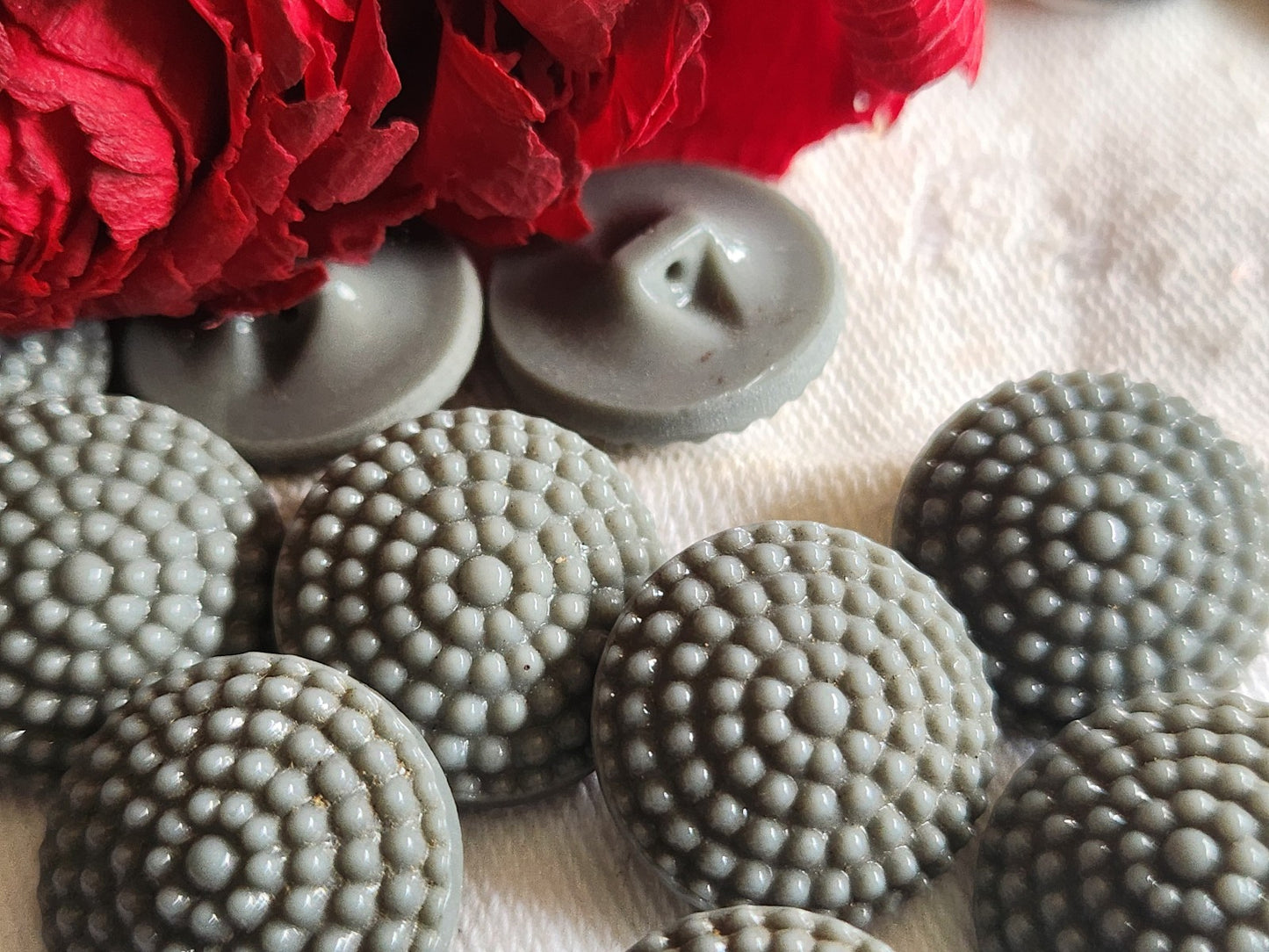 Lot 5 boutons anciens en verre gris picot 1,7 cm ref 1139