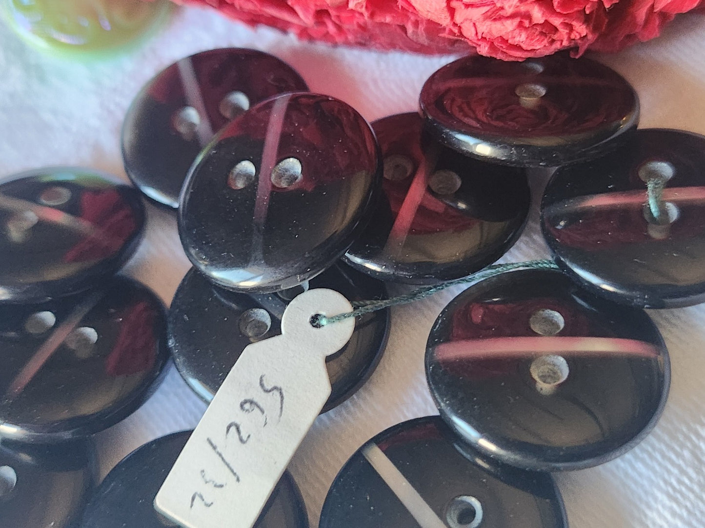 Lot 6 boutons vintage noir inlusion gris 2 cm trous ref 5485