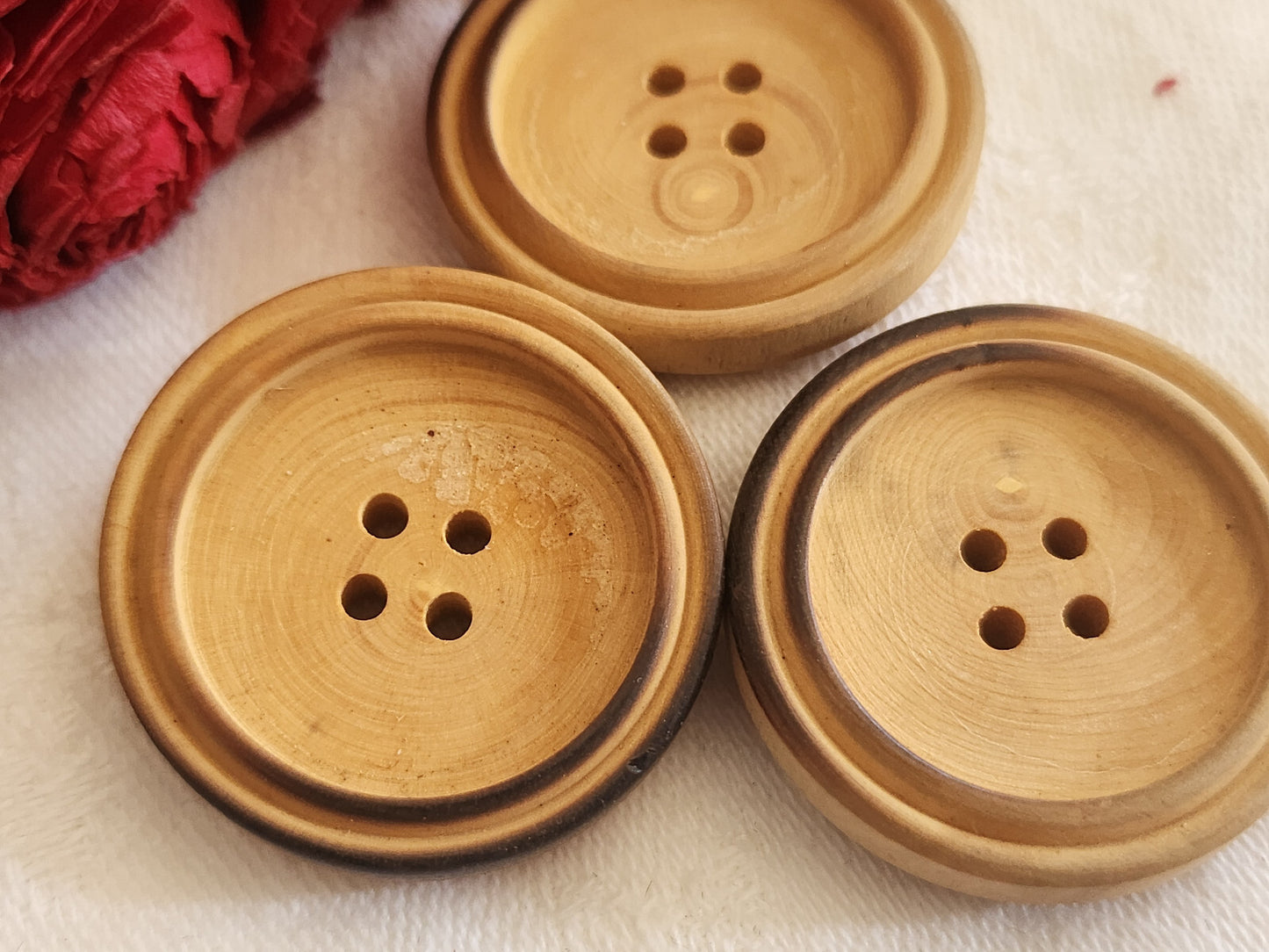 Trio gros boutons anciens en bois brut 3,1 cm à trous ref 766