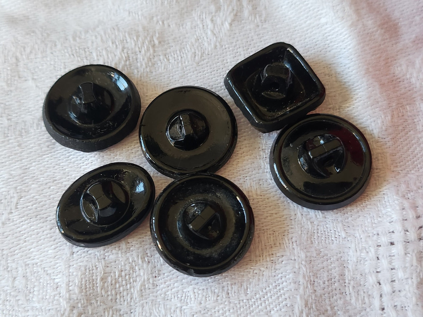 Lot 6 bouton anciens en verre noir 1,5 à 1,8 cm ref 5938