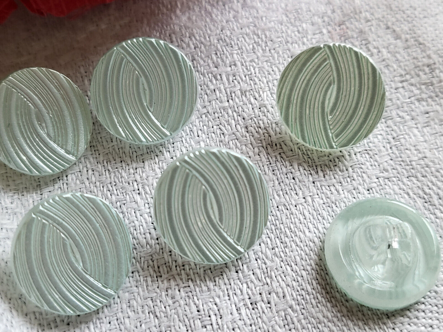 lot 6 boutons en verre satiné vintage relief diamètre: 1,4 cm ref 2079