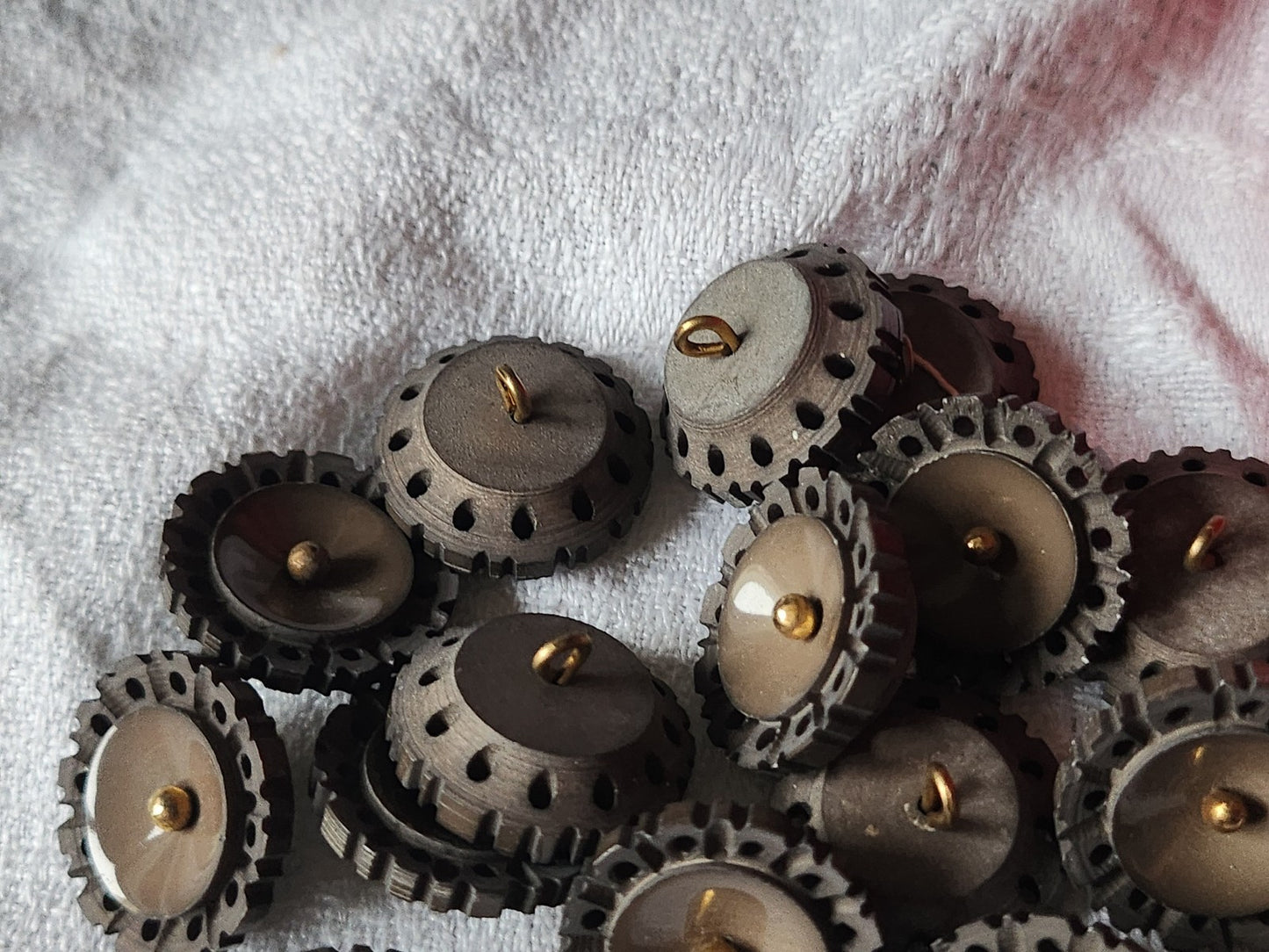 Collection lot 6 boutons anciens marron ajouré pied métal 1,9 cm ref 5817