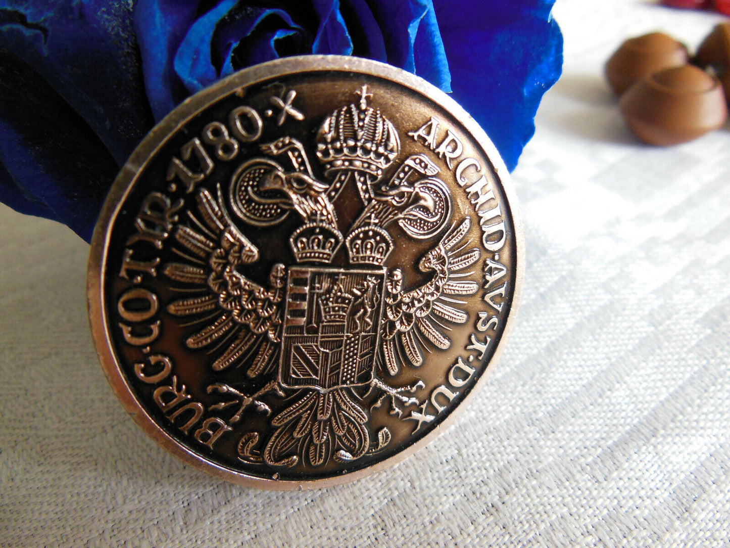 Gros bouton en métal léger vintage motif blason diamètre 3,7 cm ref 1816