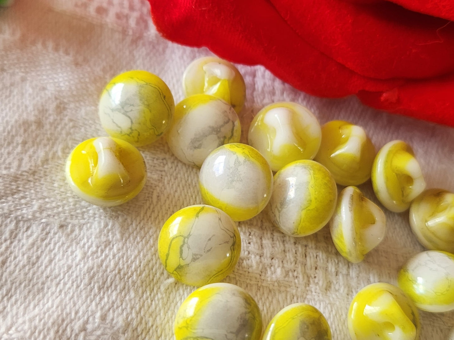 Lot 6 petits boutons vintage en verre jaune satiné 1 cm pied ancien ref 6443
