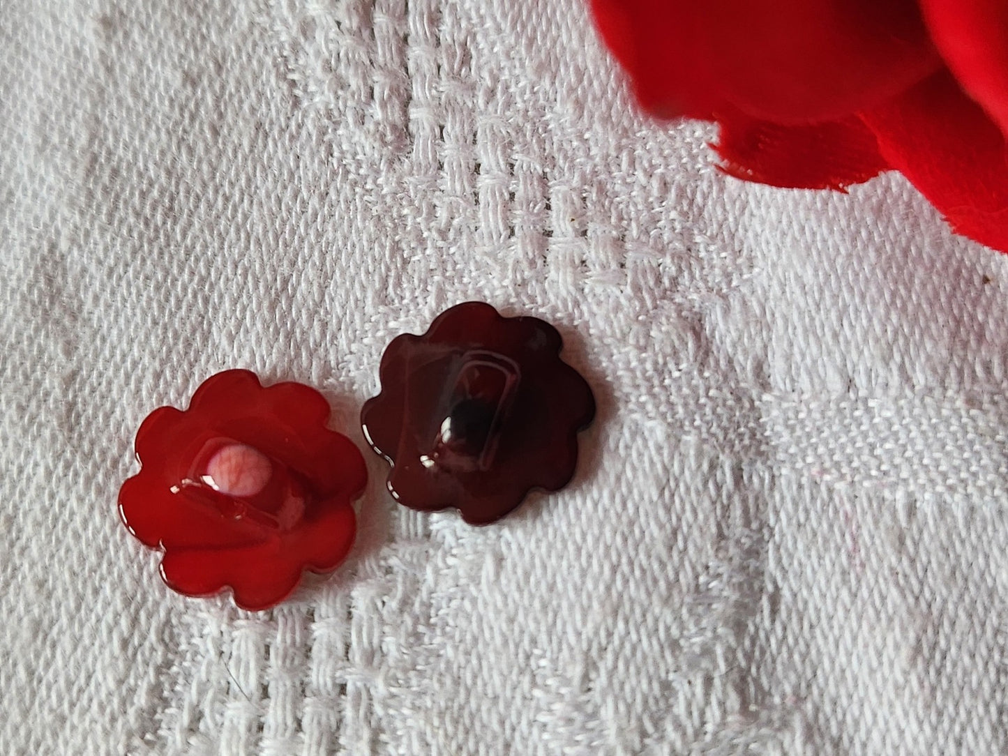 Duo boutons anciens en nacre rouge originaux vintage 1,4 cm D10A