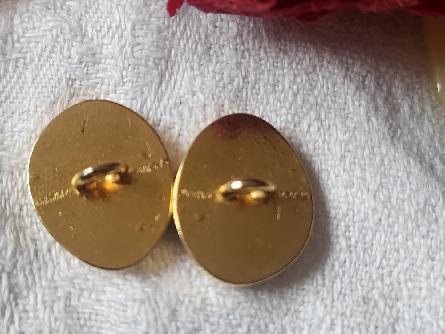 Duo boutons vintage en métal doré paillette vert pied 1,5 sur 1,9 cm G16I