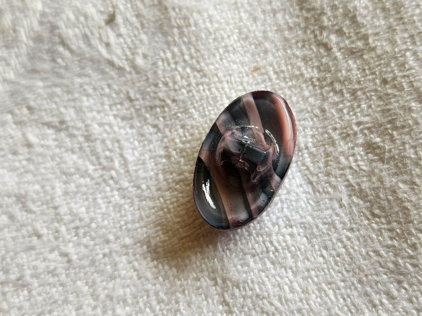 Bouton ancien en verre gris violet étroit collection 1,1 sur 1,7 cm D15B