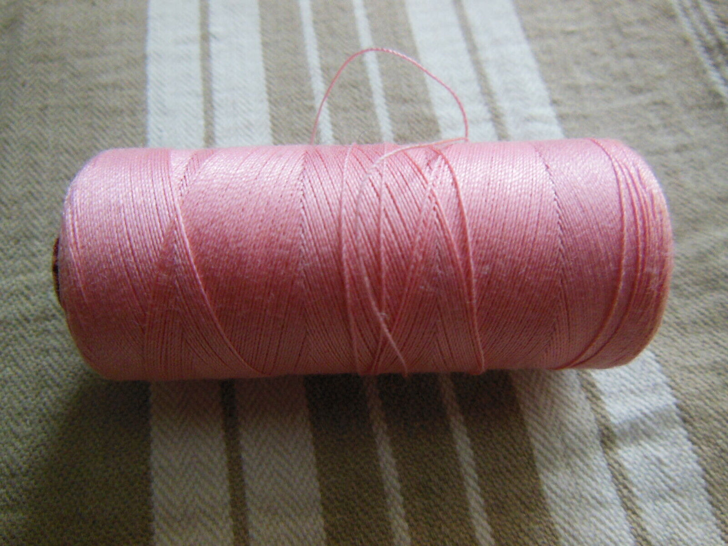 Grosse bobine ancienne fil rose foncé 24 grammes couture mercerie ancien