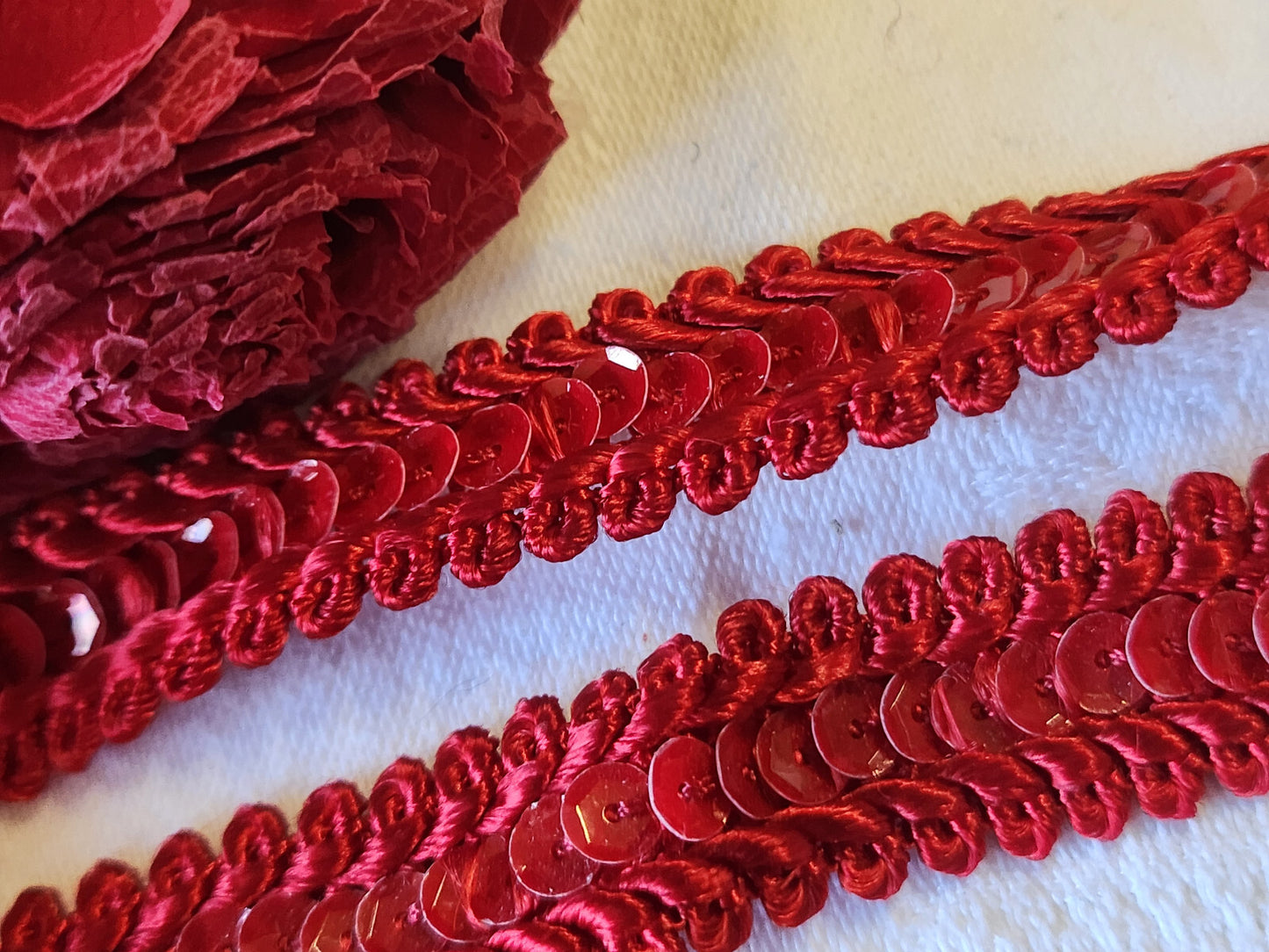 Galon vintage rouge sequin soyeux 2 mètres sur 1,7 cm A3