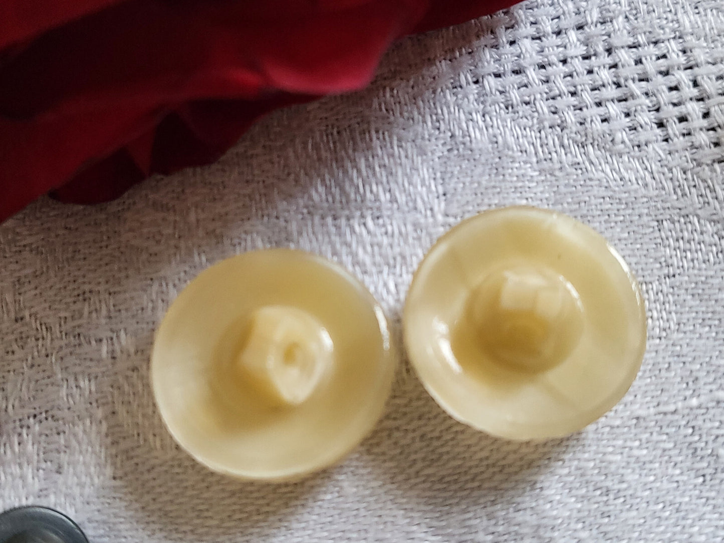 Duo boutons anciens en verre beige laiteux sable à pied 1,7 cm G8G