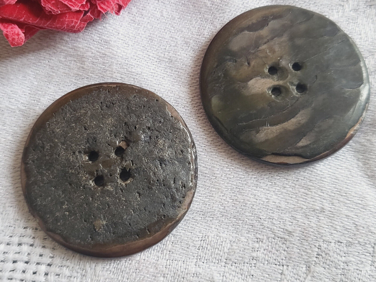 Duo boutons anciens en nacre gris gros trous 3,1 cm G13K