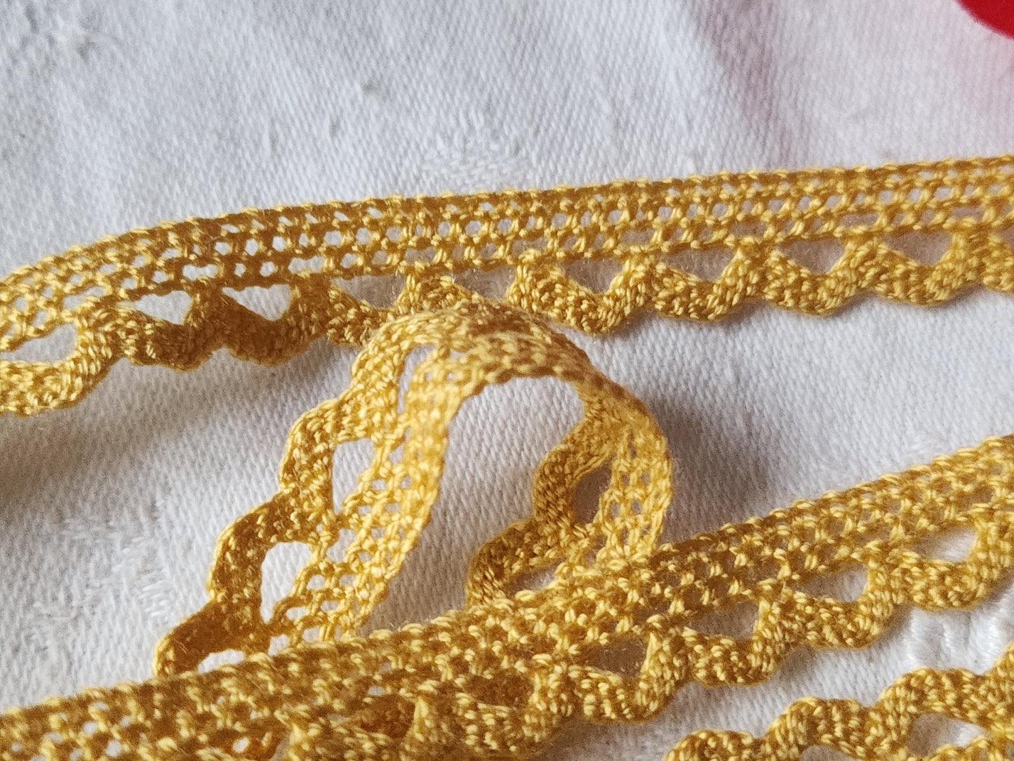 Dentelle vintage jaune moutarde coton 3 métres sur 1,2 cm A3