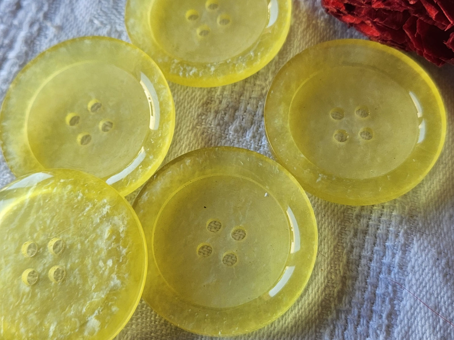Lot 5 gros boutons vintage jaune à trous 3,1 cm ref 5265
