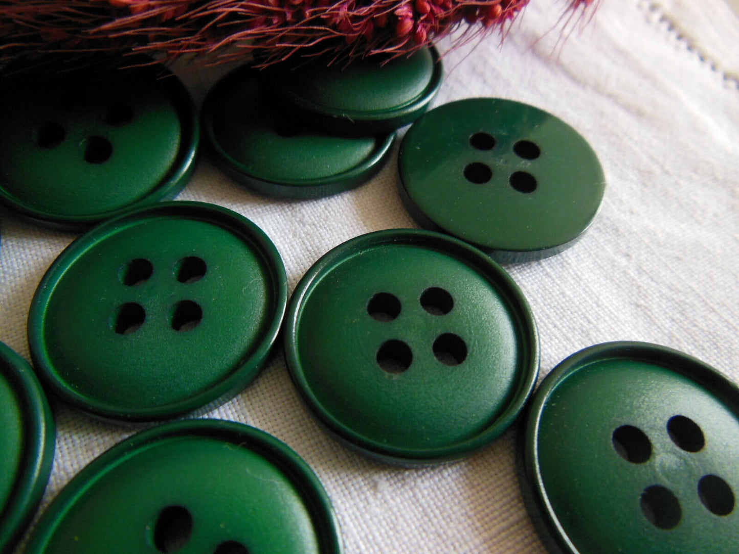 Lot 5 boutons vintage vert sapin 4 trous diamètre: 2,2 cm ref 243