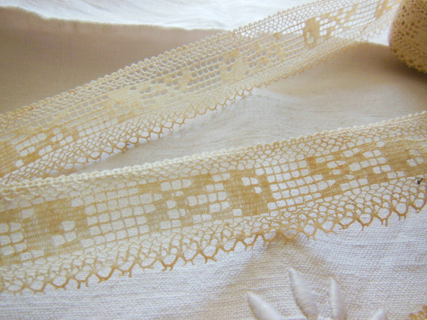 Dentelle ancienne large grand métrage 8 mètres sur 3,1 cm T3-45