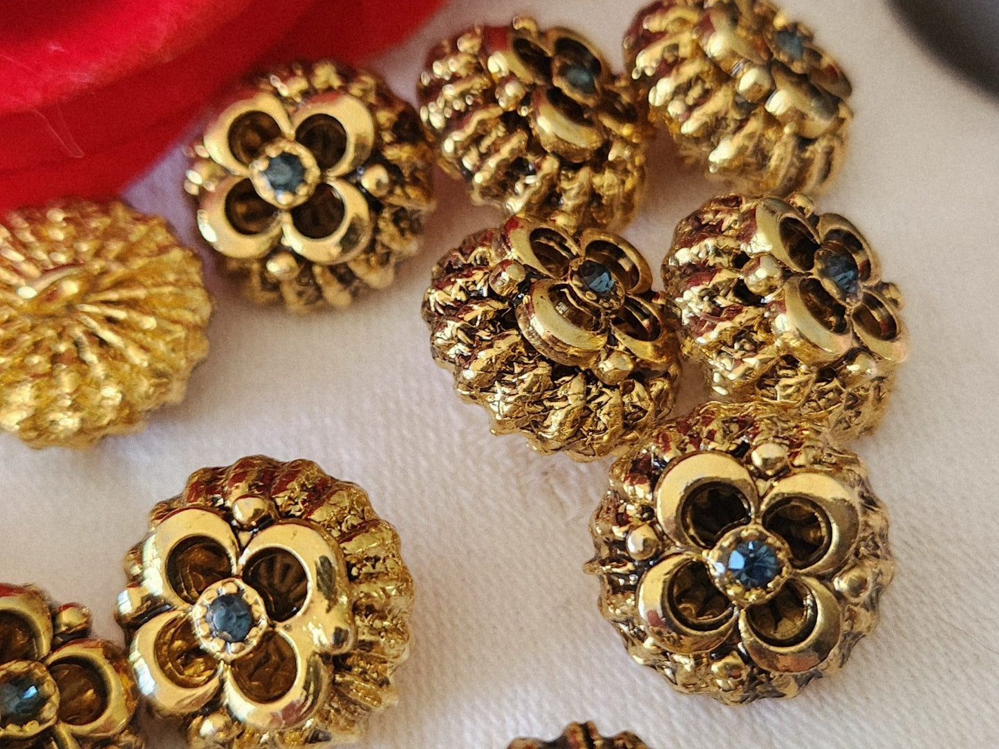 Lot 5 boutons vintage en métal doré volume coeur strass bleu 1,5 cm ref 3887