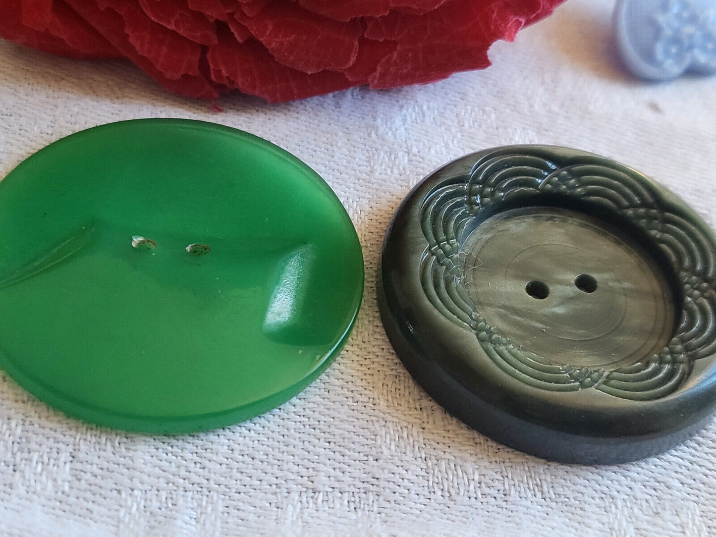 Duo gros boutons anciens vert travaillé manteaux 3,4 et 3,5 cm ref 1538