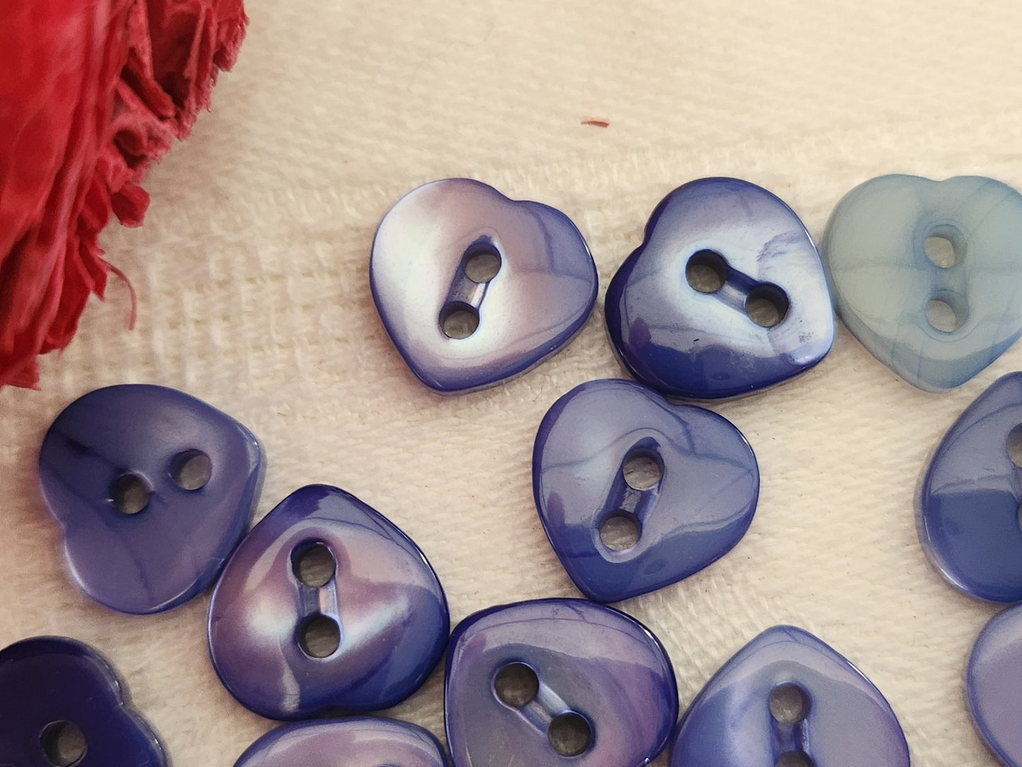lot 16 boutons anciens en nacre bleu forme de coeur panaché 1,1 cm ref 5939