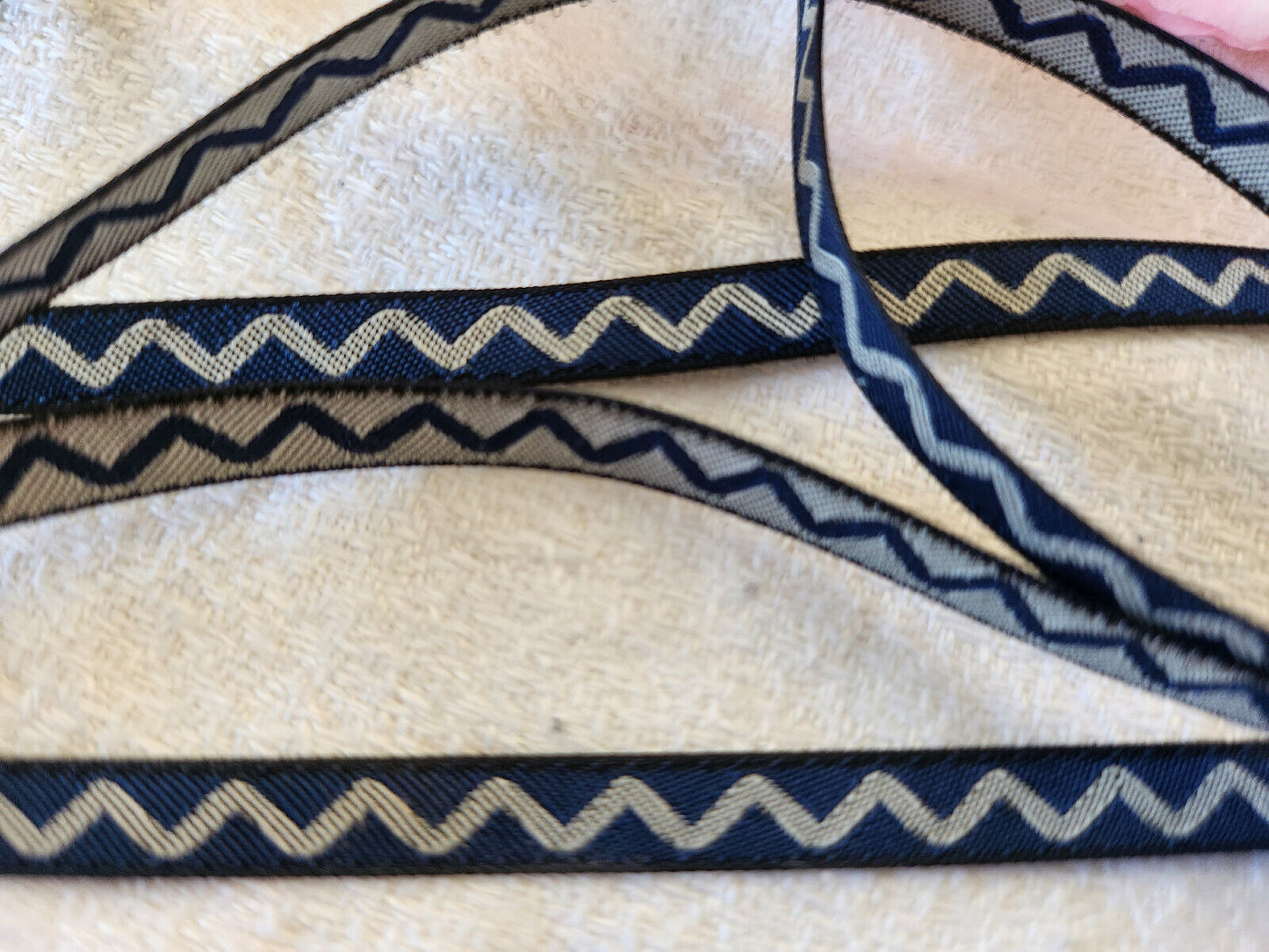 Galon fin motif gris bleu blanc zigzag 5 mètres sur 0,5 cm A2