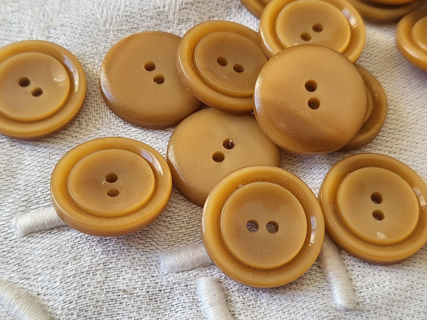 lot 18 boutons vintage marron camel à trous diamètre 1,8 cm ref 2998