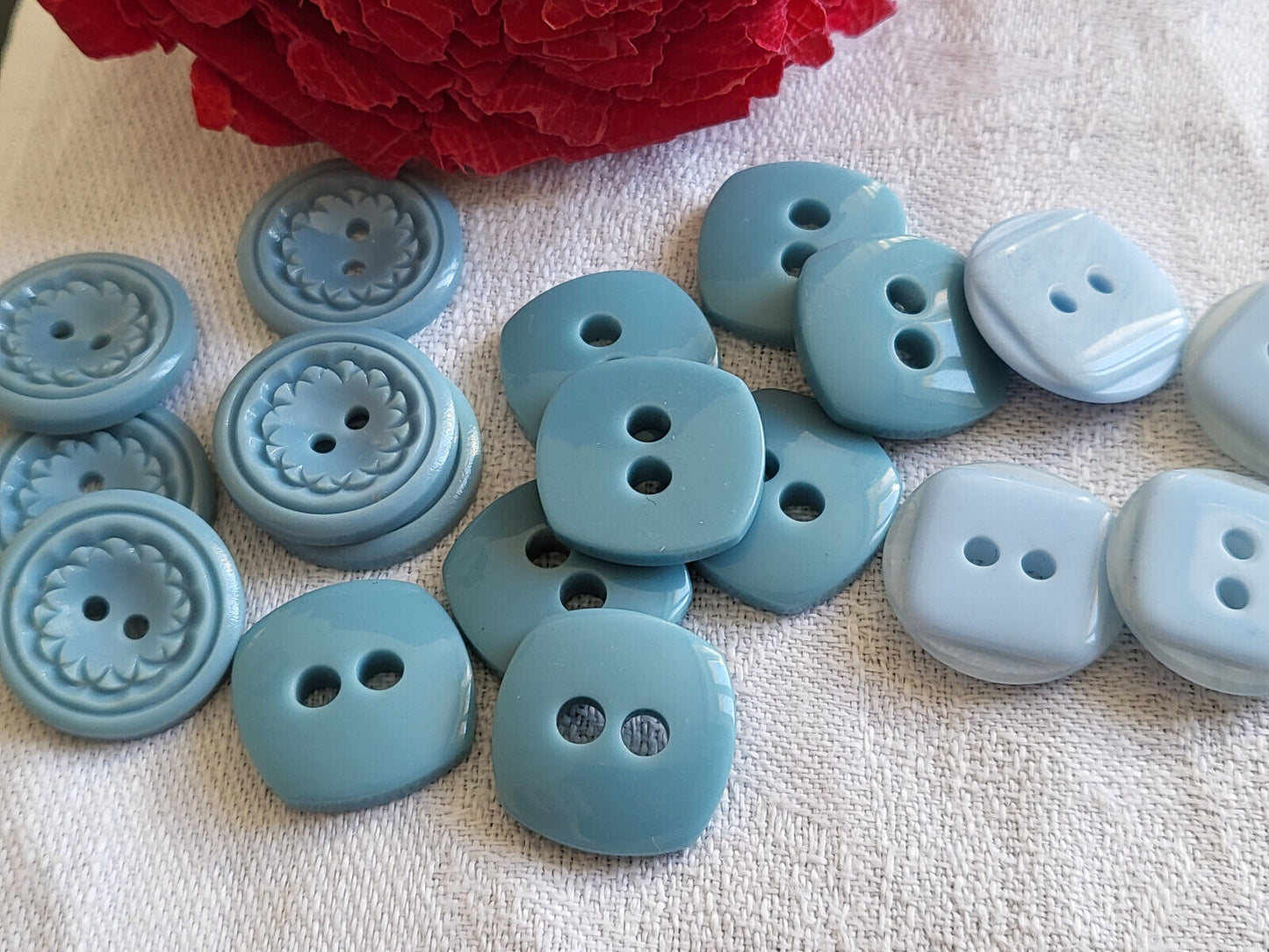 Lot 18 boutons vintage bleu trois séries diamètre 1,7/1,8 cm ref 3241