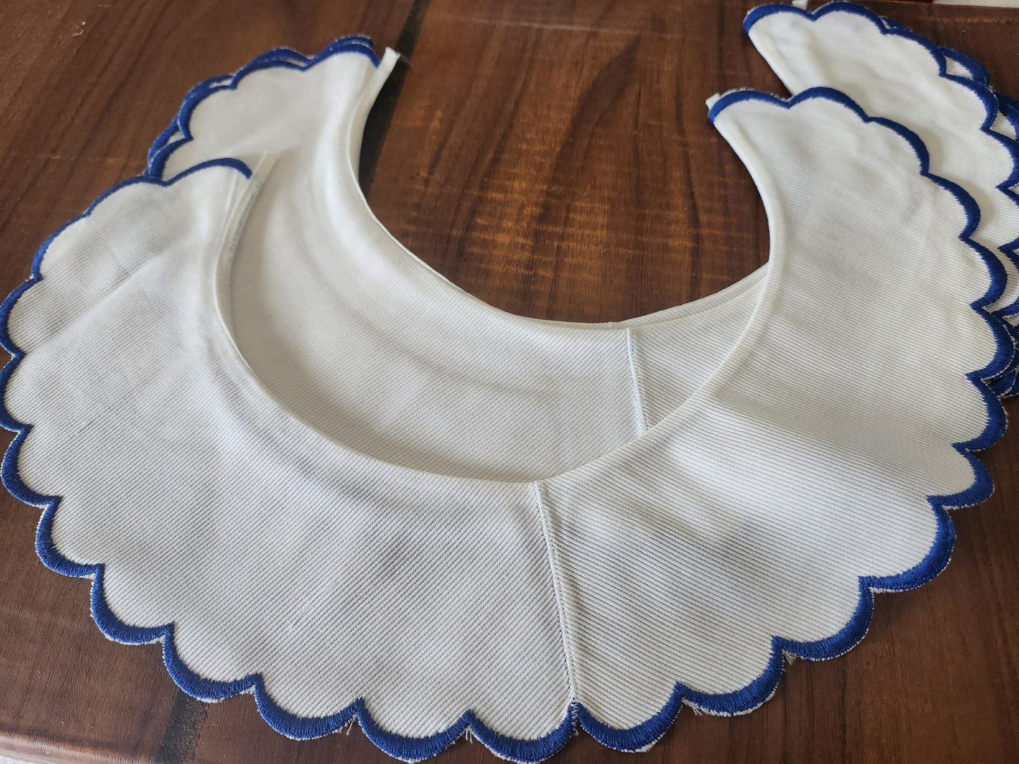 Ancien col en tissu tramé broderie bleu feston à l'unité B3-1