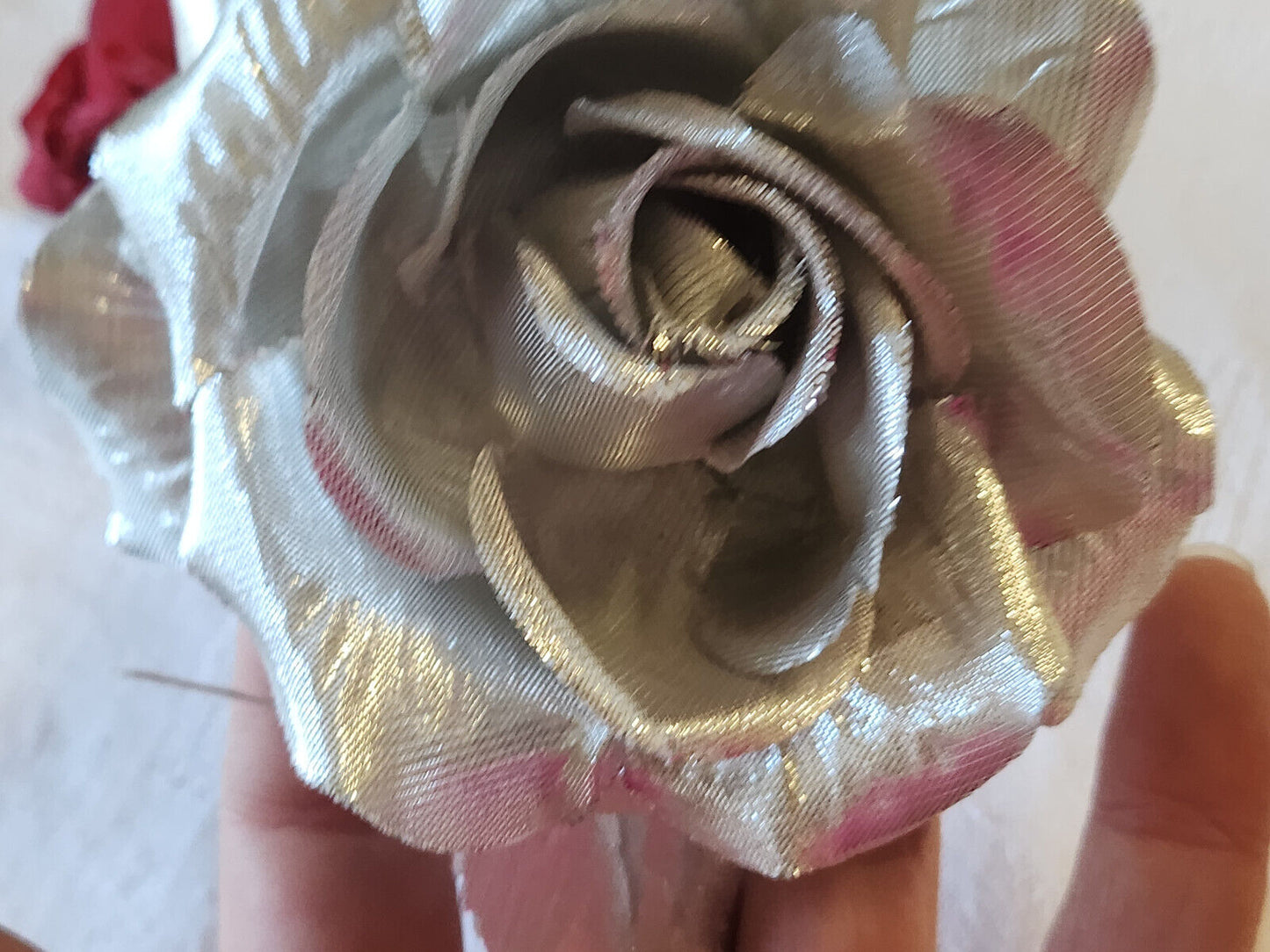 Fleur ancienne tissu argenté montée en broche modiste vintage 9 cm T0-46