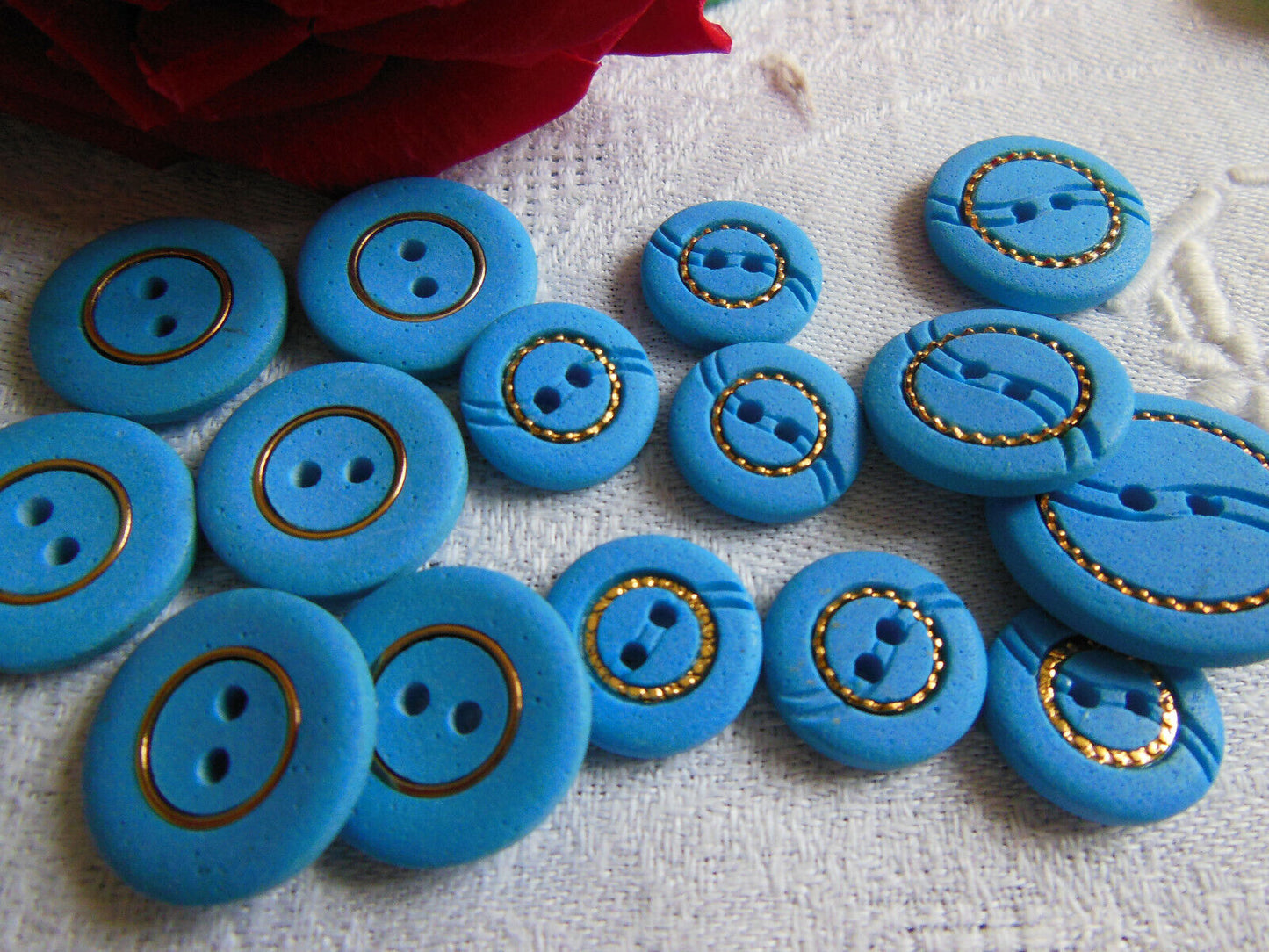 Lot 15 boutons vintage bleu poreux doré panaché 1,4 à 2,1 cm ref 2296